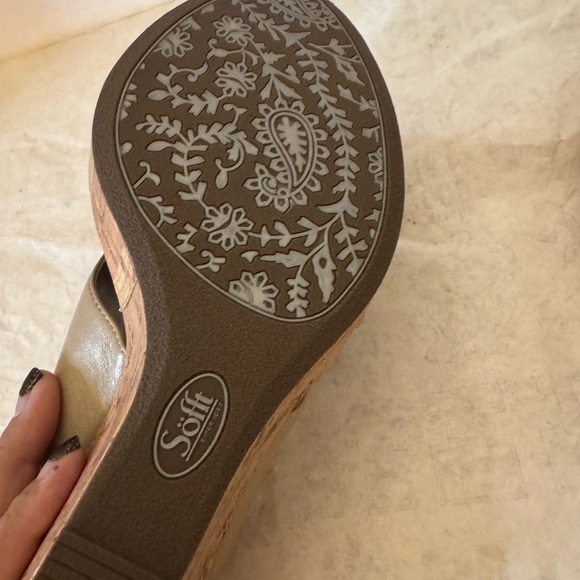 NWOT Beautiful Elegant Glam Summer Fun Women’s Size 11 Gold Wedges by SOFFT - Picture 13 of 15